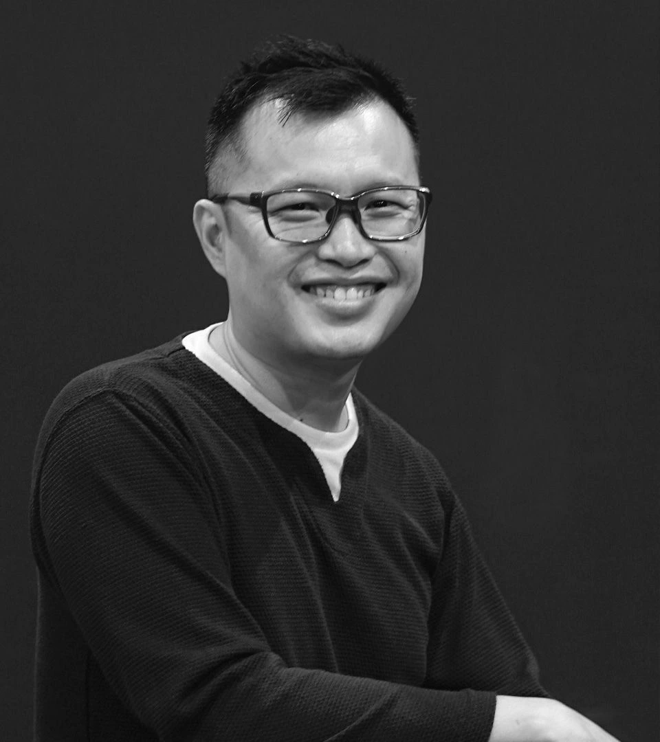 Half-body shot of Sen Lai, Principal of 3dsense Media School, smiling while seated.