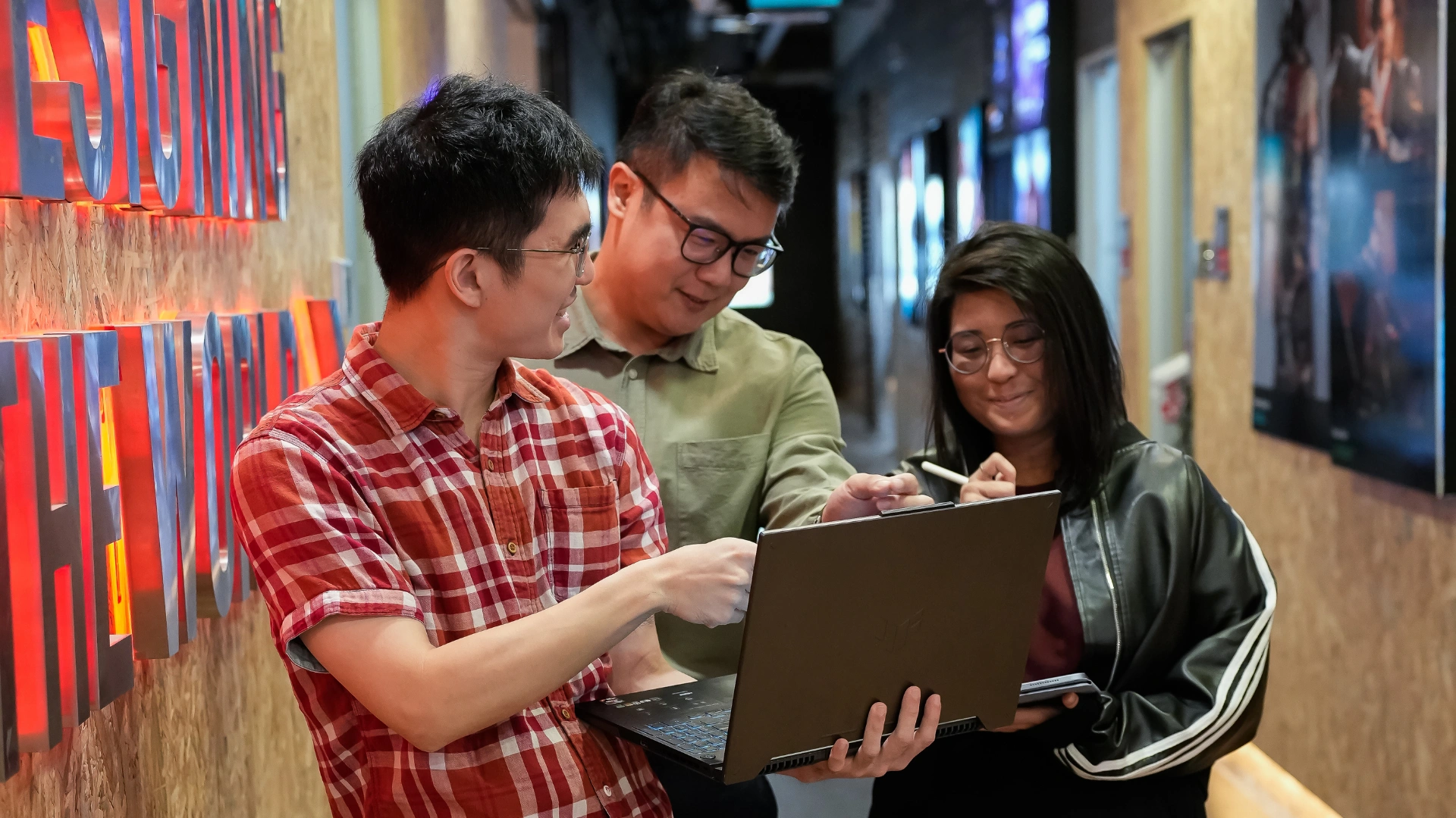 Three 3dsense students discussing over a laptop