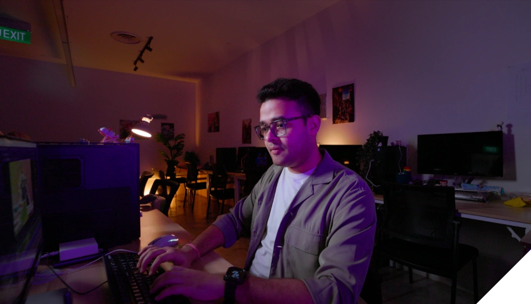 3dsense student working on his motion design animation at his workdesk.